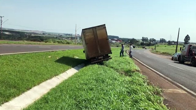 Caminhão baú sai da pista e quase tomba na rodovia BR-467, em Cascavel
