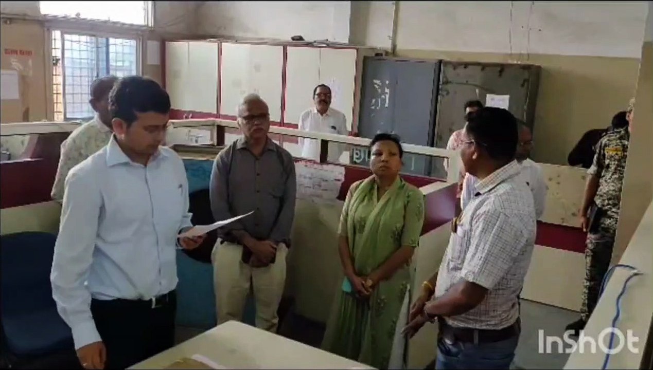 कलेक्टर ने कार्यालयों का किया निरीक्षण, नायब तहसीलदार से स्पष्टिकरण लेने के आदेश
