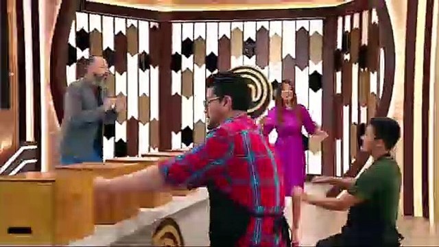 Otro desafío: El jurado aumenta la presión y los participantes deben cocinar otro alimento