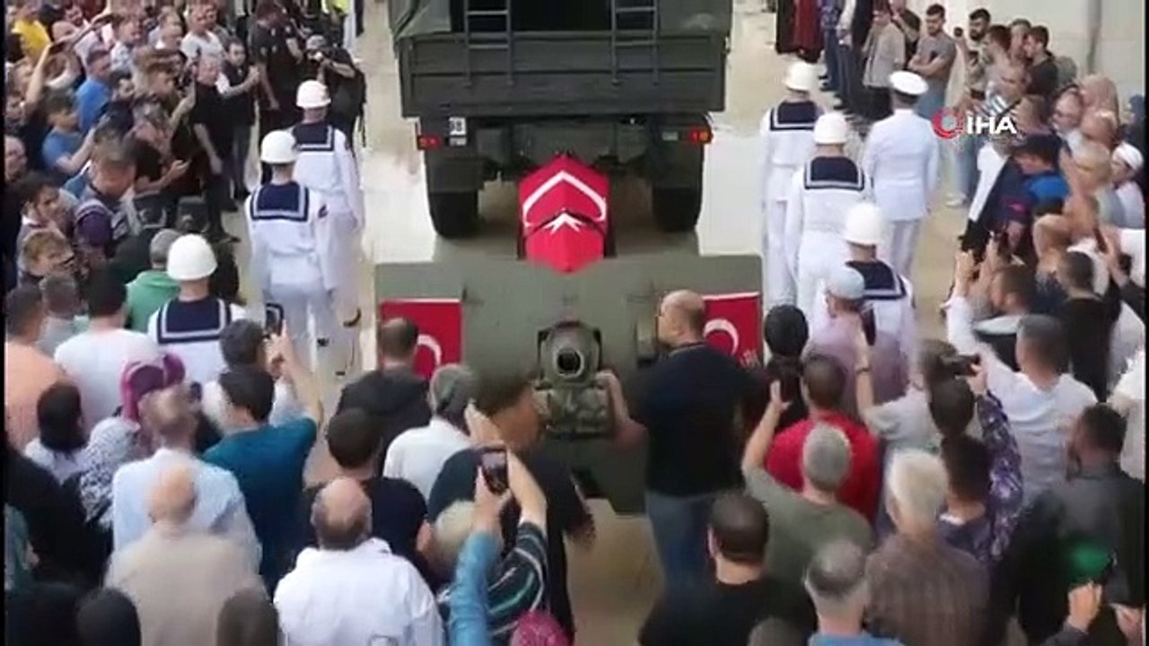 Il portait l'uniforme de sa femme martyre et a dit au revoir avec un salut de soldat.
