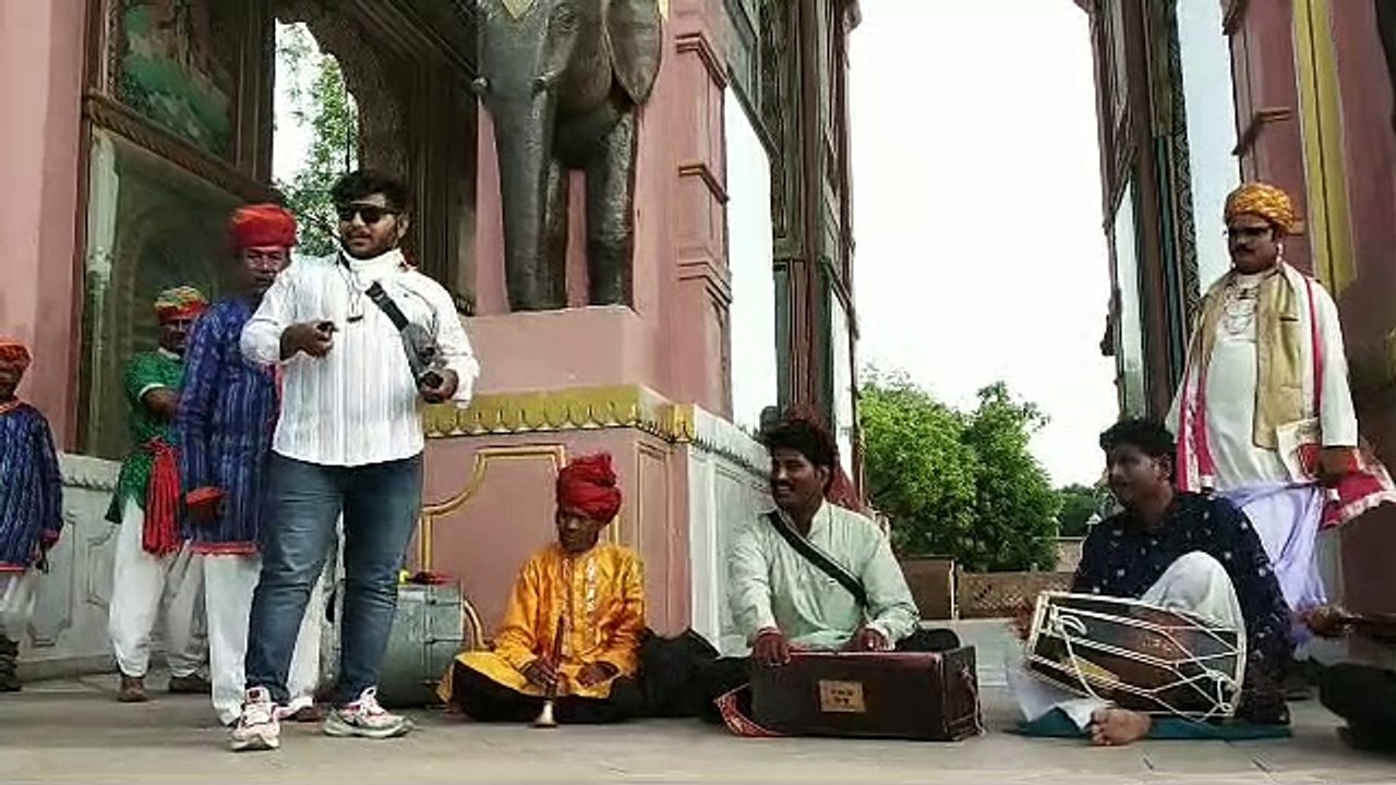 लोकगीतों पर ऐसे थिरके कलाकार मुरीद हो गए लोग, देखें वीडियो
