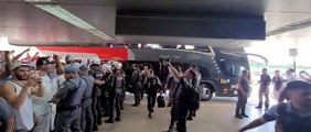 Com festa da torcida, elenco do Santos embarca para Fortaleza