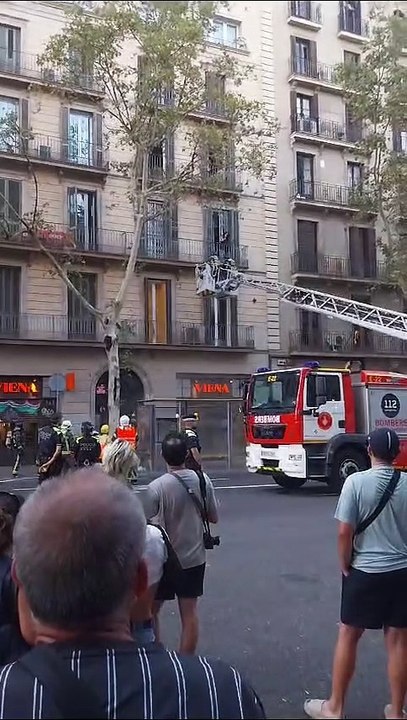 Bomberos de Barcelona apagan un incendio en un piso en el centro