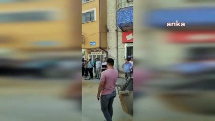 Konyalı çiftçi, elinde kalan buğdayı AKP ilçe binası önüne döktü: Hibe ediyorum