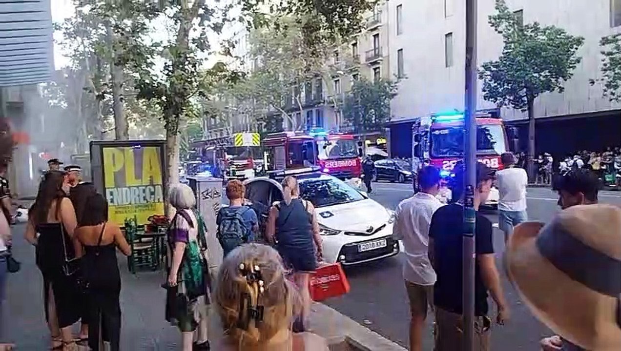 Los bomberos acuden a apagar el incendio en el centro de Barcelona