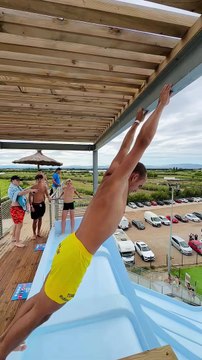 Façon sauvage de monter un toboggan aquatique