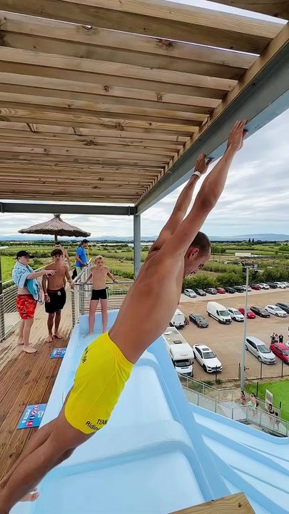 Façon sauvage de monter un toboggan aquatique