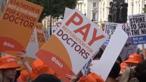 Médicos residentes protestan frente a Downing Street para reclamar mejoras salariales