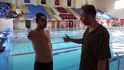 Il nagera de l'Asie à l'Europe avec un seul bras.