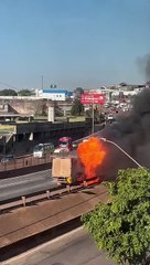 Caminhão pega fogo na BR-381 em Contagem