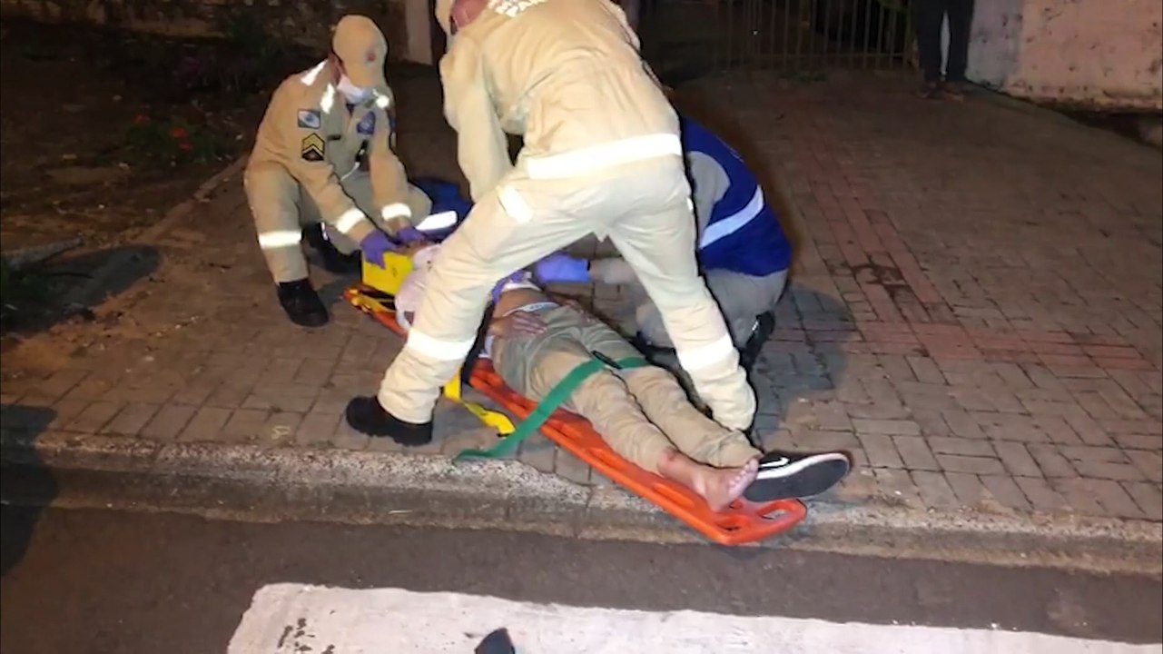 Jovem fica ferido em colisão entre moto e caminhonete no Santa Cruz