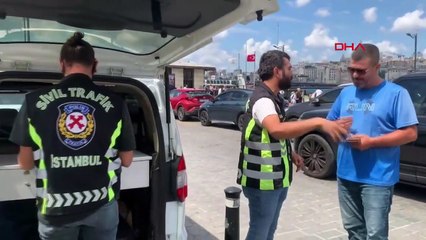 Contrôle de la circulation à Eminönü： Amendes écrites pour les chauffeurs de taxi
