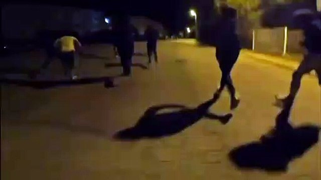 Corse : Regardez ces dizaines de jeunes insulaires qui débarquent dans un quartier de Calvi pour venger un jeune poignardé la veille, en taguant sur les murs Arabi Fora (Les arabes dehors)