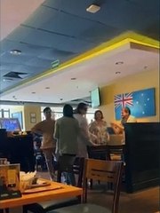 Michelle Bolsonaro reage a provocação e maquiador joga copo com gelo em mulher