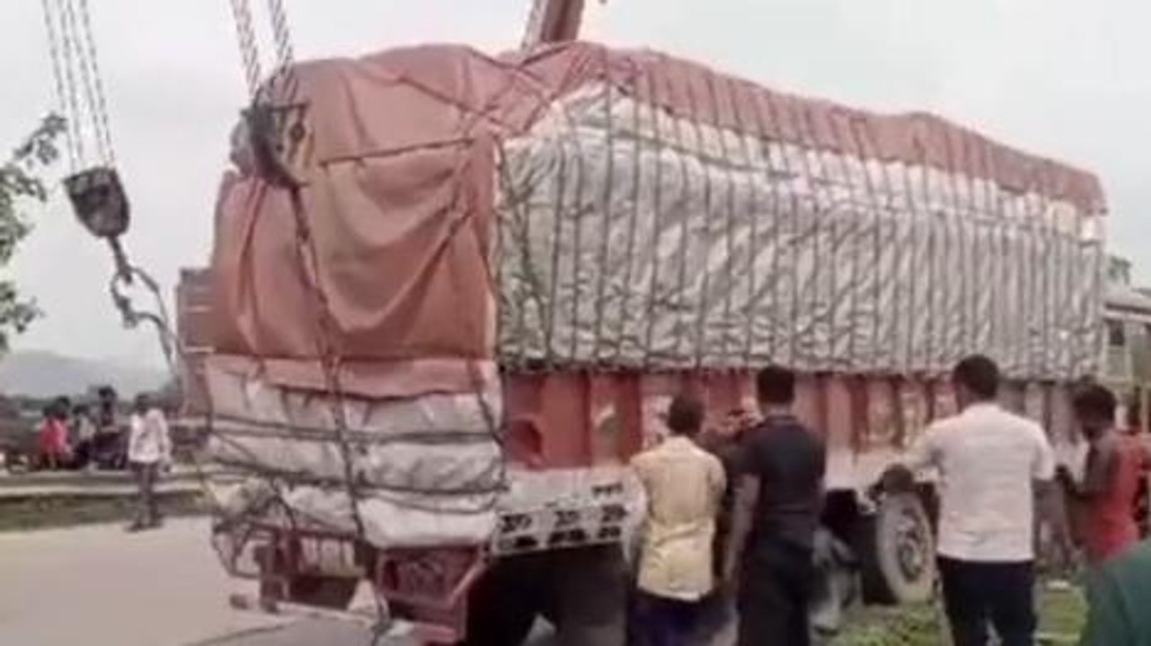औरंगाबाद: अनियंत्रित ट्रक डिवाइडर पर चढ़ा, हादसे में हुआ क्षतिग्रस्त, लाखों रुपयों का हुआ नुकसान