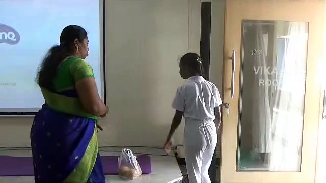 நாமக்கல்லில் தனியார் பள்ளி மாணவி தேங்காய் மீது அமர்ந்து யோகா செய்து அசத்தல்