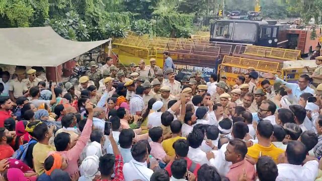 जयपुर-कर्मचारियों की आक्रोश रैली को पुलिस ने रोका,कर्मचारी और पुलिस इस तरह हो गए आमने-सामने-देखें विडियो