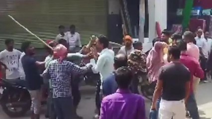 अलीगढ़: ट्रैक्टर खड़ा करने के विवाद में हुई मारपीट का वीडियो वायरल