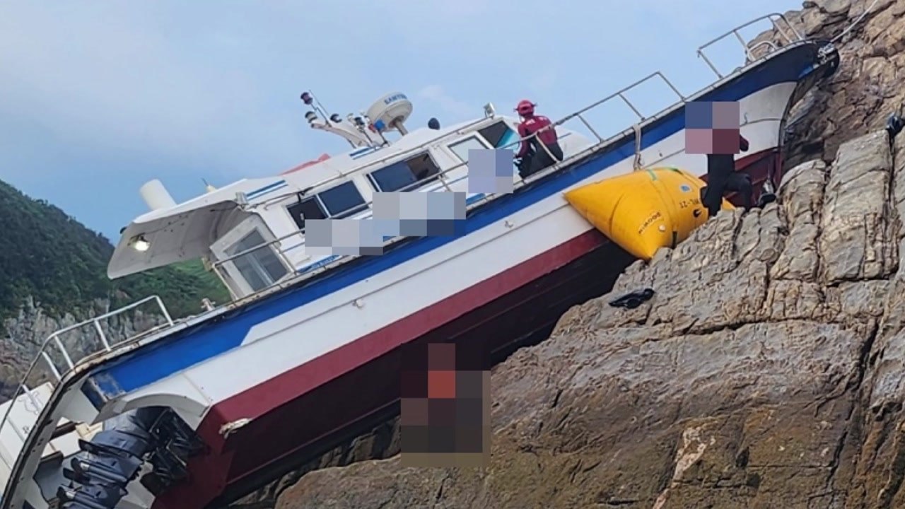 전북 군산 해상 낚싯배 좌초...선장·승객 9명 구조 / YTN