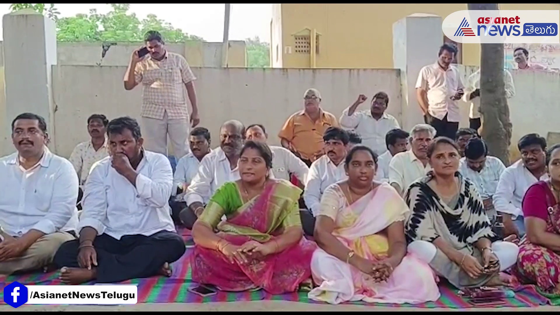 కొండపల్లి మున్సిపాలిటీ కార్యాలయం వద్ద కమిషనర్ కు వ్యతిరేకంగా టీడీపీ కౌన్సిలర్ల ఆందోళన 
