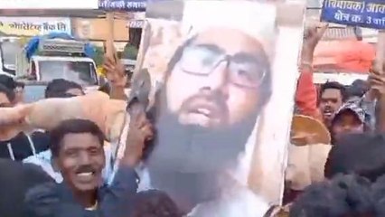 वाल्मीकि समाज पर अशोभनीय टिप्पणी, जूते से पिटाई कर मौलाना का किया पुतला दहन