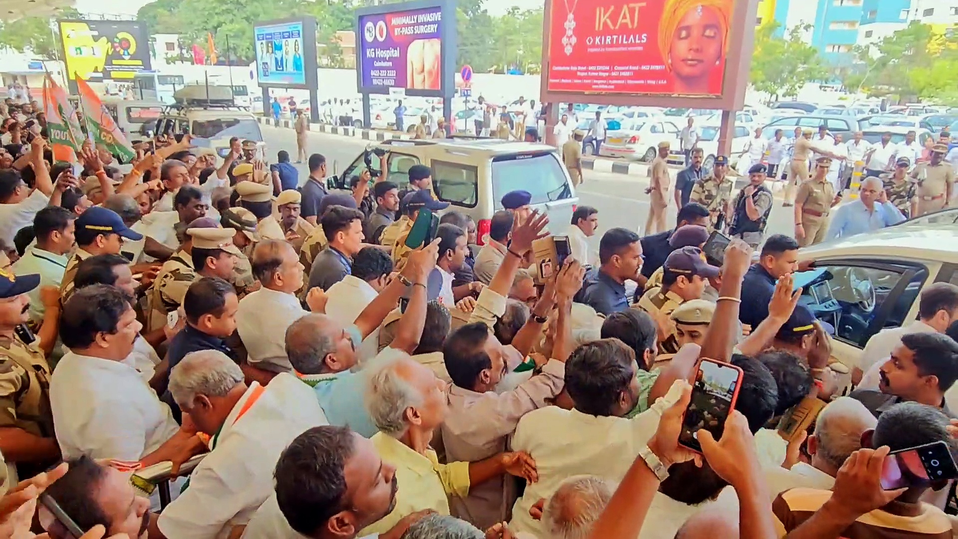 தமிழகம் வந்தடைந்தார் ராகுல் காந்தி; மேலதாளங்கள் முழங்க உற்சாக வரவேற்பு