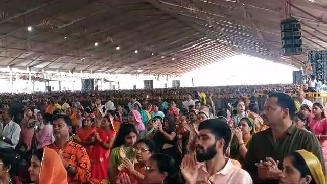 200 फीट बढ़ाना पड़ा पंडाल, हर - हर महादेव से गूंज रहा शहर