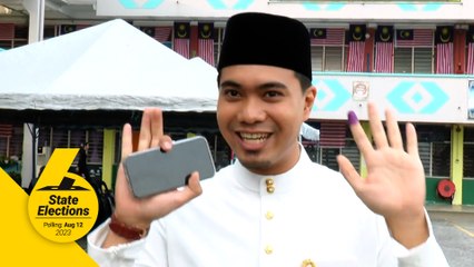 Bridegroom votes before tying nuptial knot