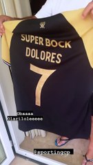 Dolores recebe camisola de Ronaldo