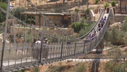 الاحتلال يبني جسرا معلقا ببلدة سلوان بعد مصادرته أراضي فلسطينية