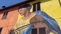 Marche, a Cacciano nel borgo dei murales: turisti da tutta Europa