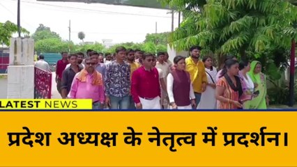 शाहजहांपुर: कार्यकर्ता पर मुकदमा दर्ज होने से गुस्साए गौ रक्षकों ने किया प्रदर्शन