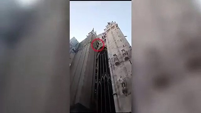 Italie: Regardez deux jeunes Français escalader hier la flèche du Duomo de Milan, la majestueuse cathédrale de la capitale lombarde - Ils ont été brièvement interpellés - VIDEO