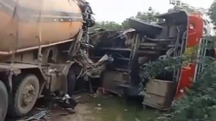 भीषण टक्कर: चकनाचूर हो गई यात्रियों से भरी बस, भयानक मंजर से दहला इलाका