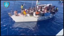 Guardacostas rescatan in extremis a decenas de migrantes en un barco en el sur de Grecia