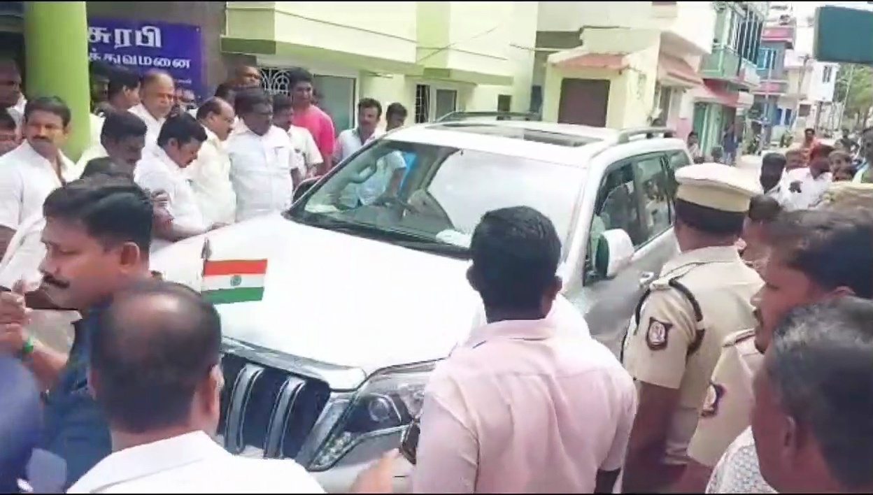 அமைச்சர் அன்பில் மகேஷ் மருத்துவமனையில் அனுமதி.. வெளியான வீடியோ !!