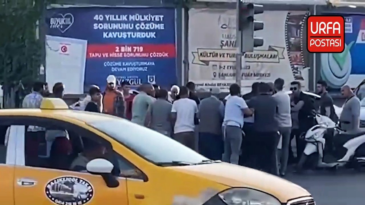 Şanlıurfa'da yaya ile sürücü arasında yol kavgası kamerada