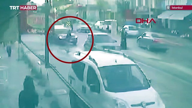 Yaya geçidindeki kazaya yoldan geçen ambulans müdahale etti