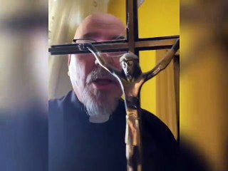 ¿La biblia dice que no adoremos imágenes? - Padre Juan Molina