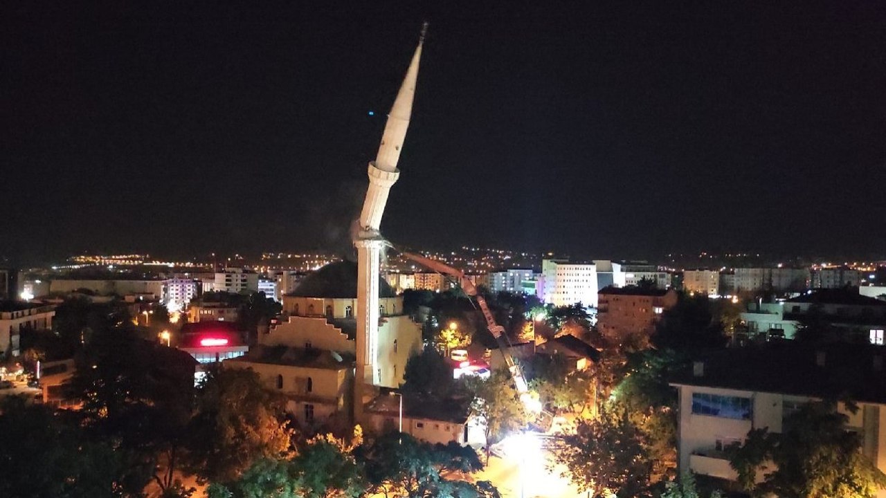 Elazığ'da hasarlı cami minaresi kontrollü olarak yıkıldı