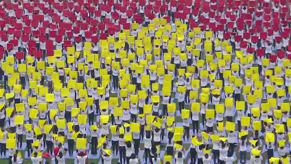 الآلاف يشكلون علم فيتنام عملاقا خلال جلسة يوغا جماعية في هانوي