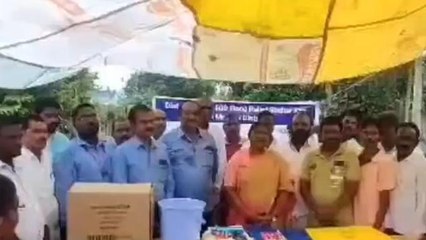 ములుగు: వరద బాధితులకు నిత్యావసర సరుకులు పంపిణీ చేసిన ఎమ్మెల్యే