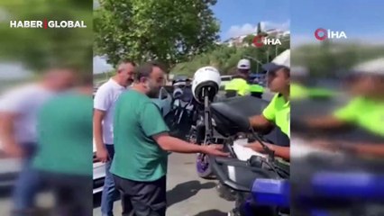 Üsküdar’da yayaya yol vermeyen taksiciden ilginç tepki: Yolda birisi varsa...