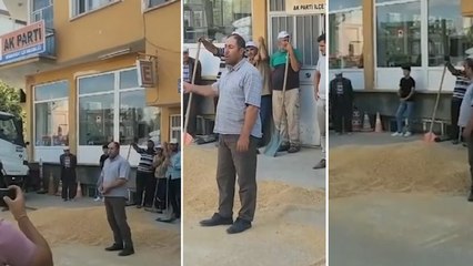 Konya'da çiftçi, elinde kalan buğdayını AKP ilçe binası önüne döktü