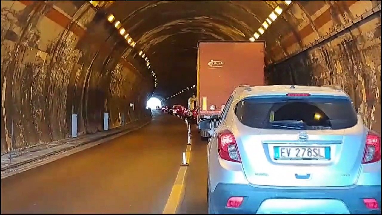 Autostrada da un incubo, un'ora in fila verso villafranca