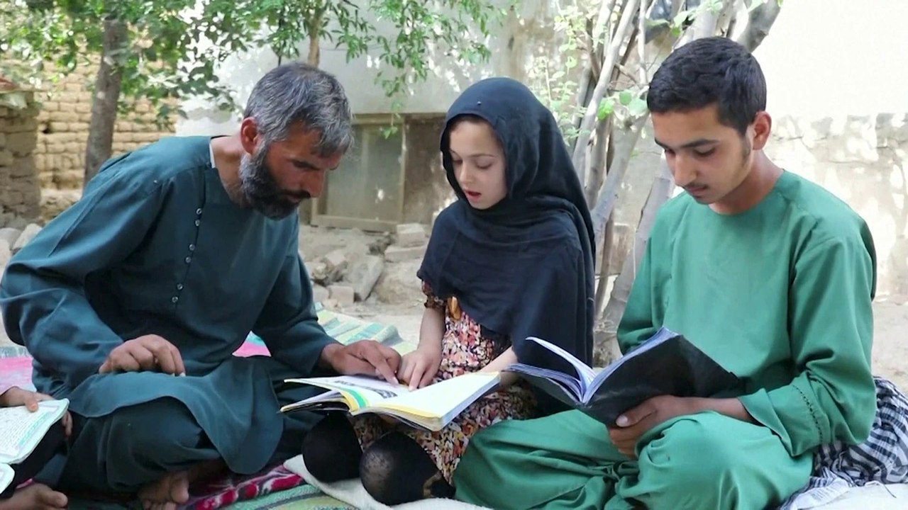 بعد عامين على حكم طالبان.. مأساة أفغاني يبيع ماكينة خياطة زوجته لإطعام أسرته