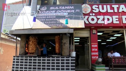 Diyarbakır’da dönercilerin sıcakla zorlu mücadelesi: Sırtında buz kütlesi ile çalışıyor