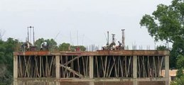 बहु मंजिला इमारत में निर्माण के दौरान मजदूरों को नहीं दी जा रही सेफ्टी किट