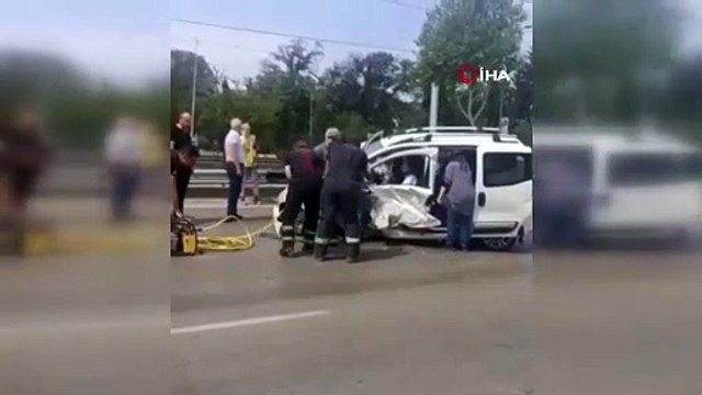 Bariyerlere çarpan hafif ticari araç metrelerce savruldu, sürücüsü sıkıştı