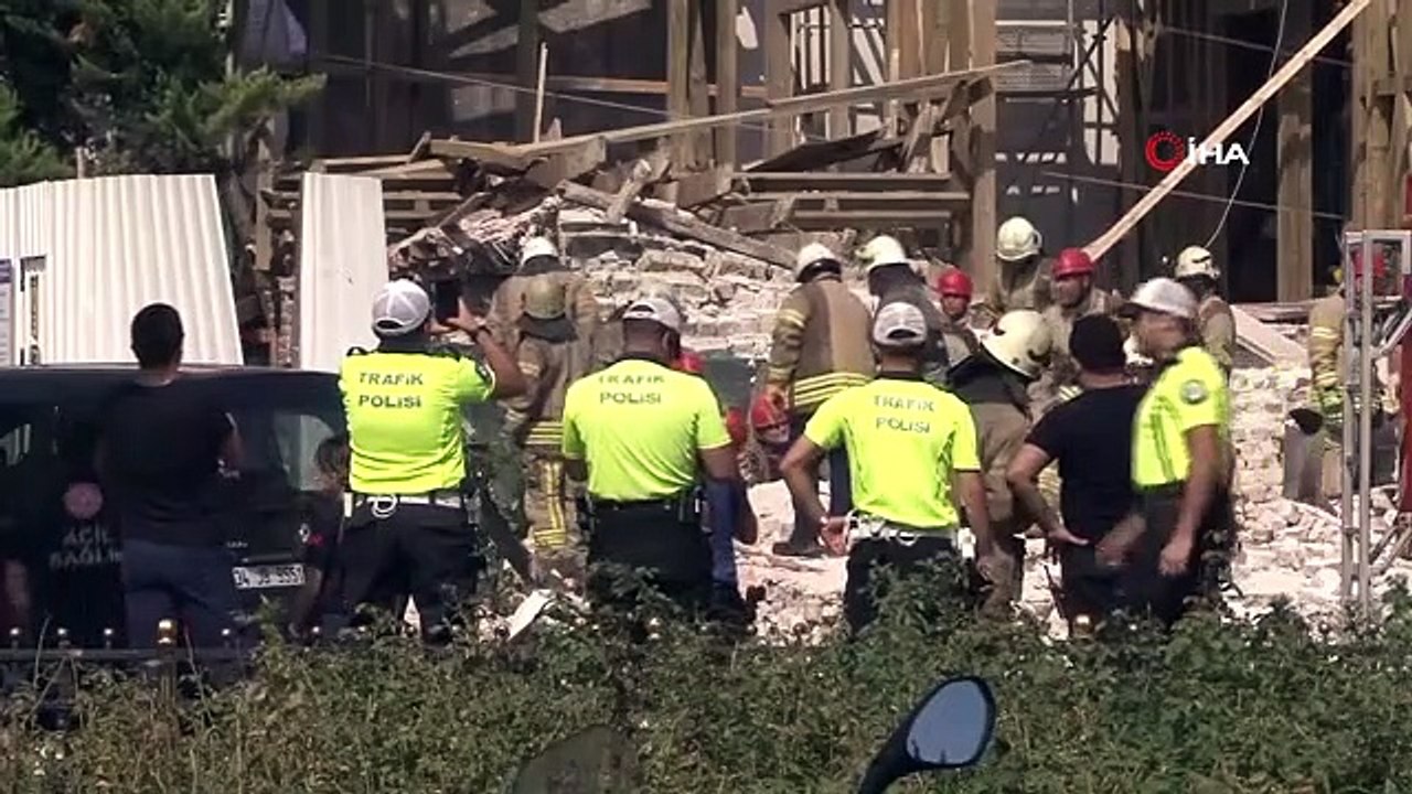 Le mur du bâtiment en bois s'est effondré à Beşiktaş, une personne s'est retrouvée coincée dessous
